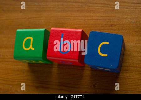Blocs en bois coloré l'orthographe du mot/lettres ABC Banque D'Images