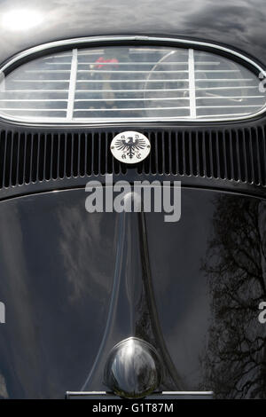 Badge Aigle ADAC Allemagne sur l'arrière d'une Coccinelle VW 1954 Banque D'Images