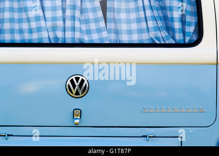 Le camping-car Volkswagen VW bleu fin arrière Banque D'Images