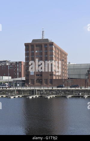 La Police de Merseyside Administration centrale, lieu de mise en conserve, Liverpool L1 8JX. Vu de l'Albert Dock. Banque D'Images