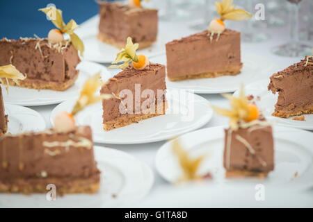 Une collection de desserts au chocolat préparés chef placé sur une table, format Paysage. Banque D'Images