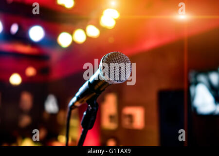 Microphone sur scène dans un contexte de l'auditorium Banque D'Images