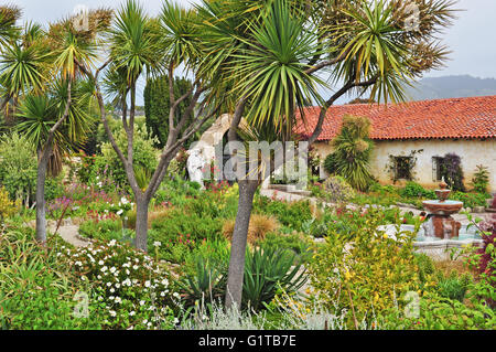 Carmel, Californie : le jardin de la Mission San Carlos Borromeo, une mission catholique romaine église construite en 1771 par les missionnaires franciscains Banque D'Images