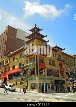 San Francisco : skyline avec les bâtiments orientaux de Chinatown, le plus vieux quartier chinois en Amérique du Nord et la plus grande communauté chinoise hors d'Asie Banque D'Images