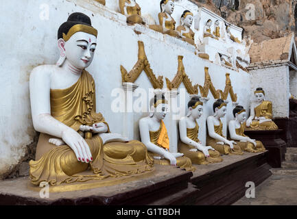 Ligne de Bouddhas de Kaw-goon (ou Kawgun) Cave Temple, l'État Môn, Birmanie (Myanmar) Banque D'Images