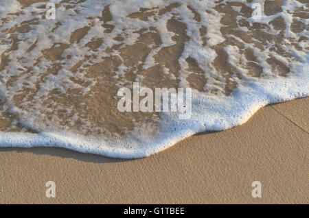Gros plan des vagues venant de la plage. Les destinations de vacances et d'été Banque D'Images
