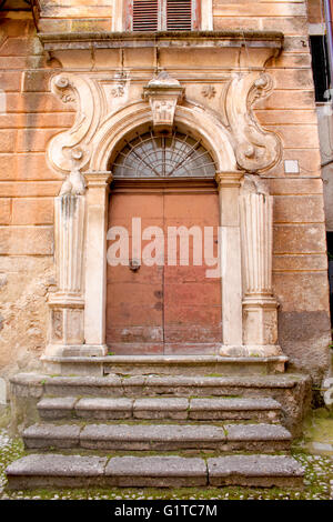 Vieille porte baroque à Arpino (Italie) Banque D'Images