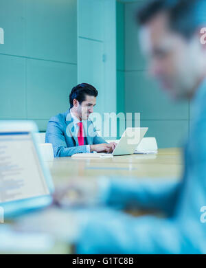 Businessman working at laptop dans la salle de conférence Banque D'Images