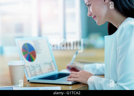 Businesswoman working at laptop Banque D'Images