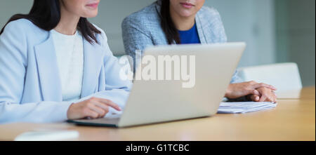 Businesswomen working at laptop dans la salle de conférence Banque D'Images