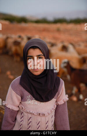 Liban Deir el Ahmad, un village chrétien maronite à Bekaa Valley, camp de réfugiés syriens, girl Roya Nayef portant un hijab de Syrie Banque D'Images