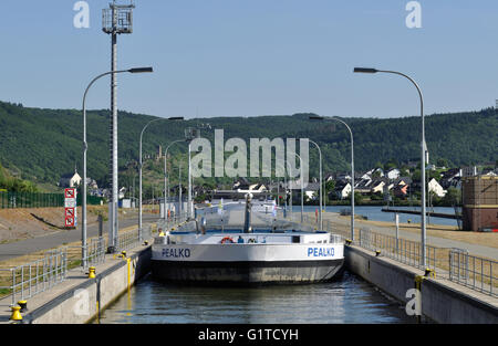 Pealko River barge entre dans l'écluse de Bruttig-Fankel, sur la Moselle, l'Allemagne. C'est l'un des plusieurs serrures construit à plus de Banque D'Images