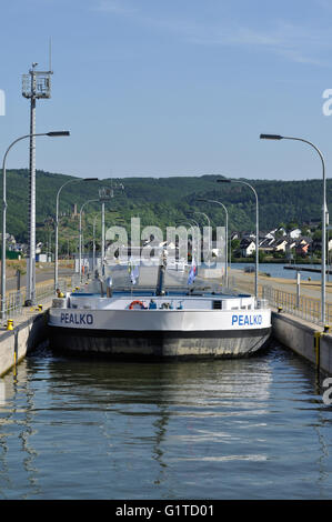 Pealko River barge entre dans l'écluse de Bruttig-Fankel, sur la Moselle, l'Allemagne. C'est l'un des plusieurs serrures construit à plus de Banque D'Images