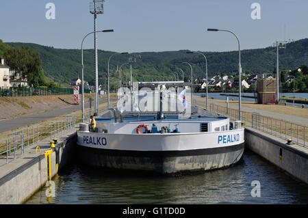 Pealko River barge entre dans l'écluse de Bruttig-Fankel, sur la Moselle, l'Allemagne. C'est l'un des plusieurs serrures construit à plus de Banque D'Images