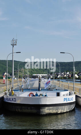 Pealko River barge entre dans l'écluse de Bruttig-Fankel, sur la Moselle, l'Allemagne. Banque D'Images