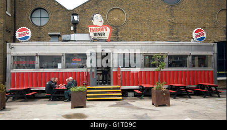 Les gens mangent à l'extérieur de Fat Boy's Diner à Trinity Buoy Wharf, l'Est de Londres, Grande-Bretagne, le 19 mai 2016. Photographie d'auteur John Voos Banque D'Images