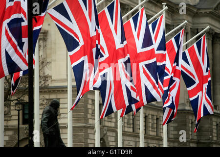 Drapeaux de l'Union britannique voler dans la place du Parlement, Londres, Angleterre le 17 mai 2016. Photographie d'auteur John Voos Banque D'Images