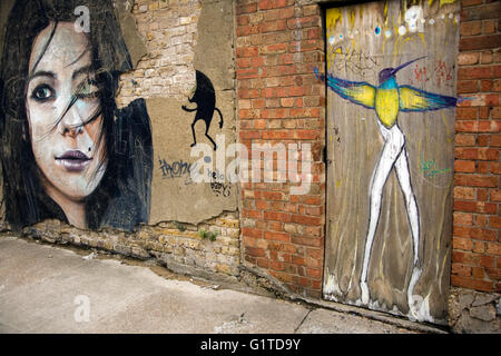 Le graffiti est vu sur un mur près de la Trinity Buoy Wharf area of East London, Grande-Bretagne, le 19 mai 2016, photo d'auteur John Voos Banque D'Images