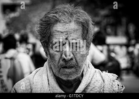 Un non rasé et aux cheveux gris homme marche le long des rues à l'extérieur du Temple de Kapaleeshwara, Mylapore, Chennai, Tamil Nadu, Inde Banque D'Images