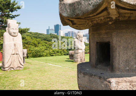 Statues sur la tombe du Roi Sejong le Grand, tombes royales de la dynastie Joseon, 1392-1910, Parc Seolleung, Séoul, Corée du Sud ; Banque D'Images
