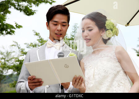 Belle japonaise avec couple de mariage Certificat de mariage Banque D'Images