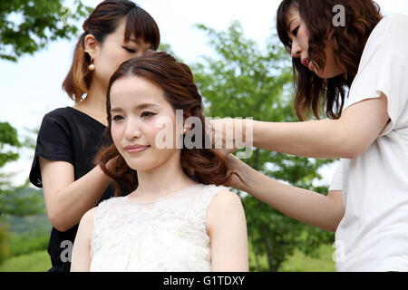 Les jeunes Japonais belle mariée, esthéticienne rend belle jeune mariée bridal make-up Banque D'Images