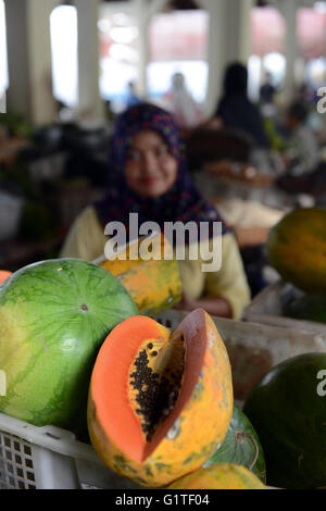 Les papayes et autres fruits frais vendus dans un marché de fruits à Yogyakarta. Banque D'Images