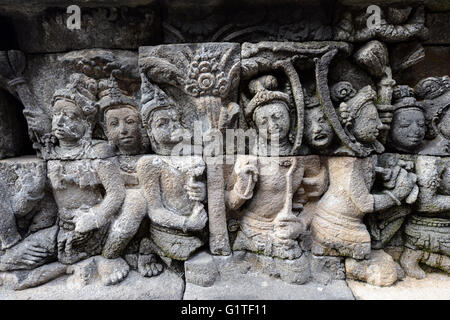 Sculptures en relief mural décorer l'ancien Temple Bouddhiste Borobudur à Java, en Indonésie. Banque D'Images