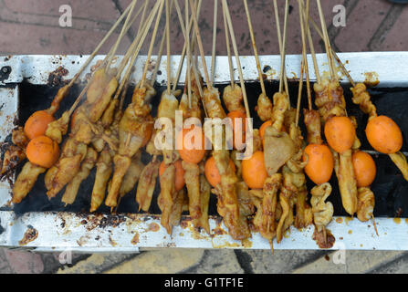 Poulet Satay ayam sate ( ) est un plat de la rue de signature en Indonésie. Banque D'Images