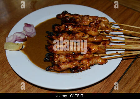 Poulet Satay ayam sate ( ) est un plat de la rue de signature en Indonésie. Banque D'Images