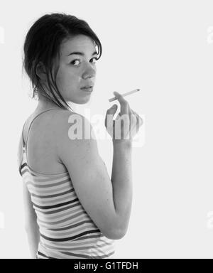 À la furtive young mixed race woman avec une cigarette, des mineurs et de prendre ? Banque D'Images