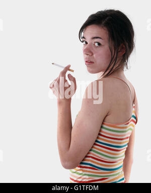 À la furtive young mixed race woman avec une cigarette, des mineurs et de prendre ? Banque D'Images