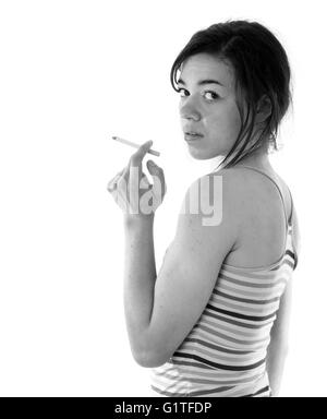 À la furtive young mixed race woman avec une cigarette, des mineurs et de prendre ? Banque D'Images