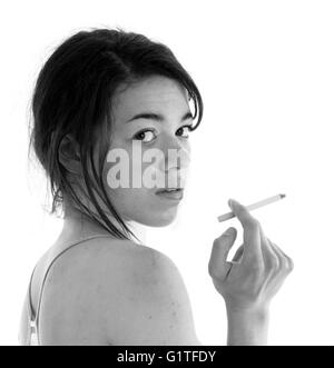 À la furtive young mixed race woman avec une cigarette, des mineurs et de prendre ? Banque D'Images