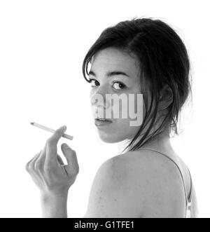 À la furtive young mixed race woman avec une cigarette, des mineurs et de prendre ? Banque D'Images