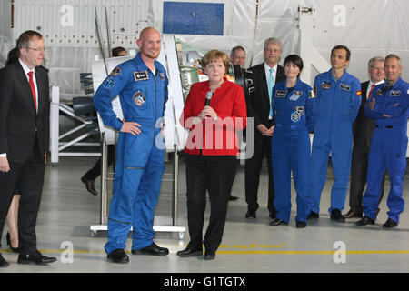 Cologne, Allemagne. 18 mai, 2016. ESA-Generaldirektor Jan Woerner, Astronaute Alexander Gerst, la chancelière allemande, Mme Merkel, l'astronaute Pedro Duque Samantha Cristoforetti et astronaute Jean-François Clervoy au cours de la visite du centre de formation des astronautes européens © Maik Boenisch/Pacific Press/Alamy Live News Banque D'Images