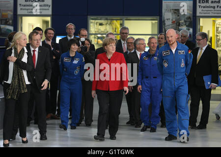 Cologne, Allemagne. 18 mai, 2016. La chancelière Merkel visite le centre de formation des astronautes européens. © Maik Boenisch/Pacific Press/Alamy Live News Banque D'Images