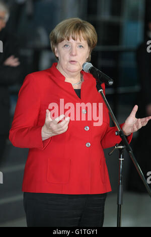 Cologne, Allemagne. 18 mai, 2016. La chancelière allemande, Mme Merkel, lors de la visite du centre de formation des astronautes européens. © Maik Boenisch/Pacific Press/Alamy Live News Banque D'Images