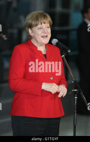 Cologne, Allemagne. 18 mai, 2016. La chancelière allemande, Mme Merkel, lors de la visite du centre de formation des astronautes européens. © Maik Boenisch/Pacific Press/Alamy Live News Banque D'Images