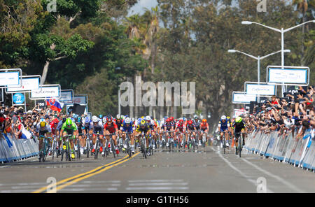 San Diego, CA, USA. 15 mai, 2016. SAN DIEGO, CA - 15 MAI 2016 - | Riders course vers la finale de l'étape 1 de l'Amgen Tour de Californie à Mission Bay. © K.C. Alfred/San Diego Union-Tribune/ZUMA/Alamy Fil Live News Banque D'Images