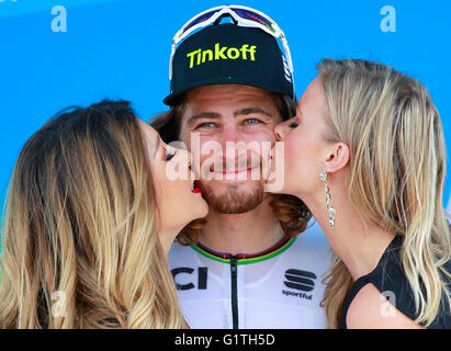 San Diego, CA, USA. 15 mai, 2016. SAN DIEGO, CA - 15 MAI 2016 - | Peter Sagan de la Slovaquie est embrassée par podium filles après avoir remporté l'étape 1 de l'Amgen Tour de Californie à San Diego. © K.C. Alfred/San Diego Union-Tribune/ZUMA/Alamy Fil Live News Banque D'Images