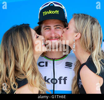 San Diego, CA, USA. 15 mai, 2016. SAN DIEGO, CA - 15 MAI 2016 - | Peter Sagan de la Slovaquie est embrassée par podium filles après avoir remporté l'étape 1 de l'Amgen Tour de Californie à San Diego. © K.C. Alfred/San Diego Union-Tribune/ZUMA/Alamy Fil Live News Banque D'Images