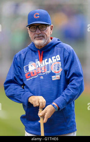 Milwaukee, WI, USA. 18 mai, 2016. Chicago Cubs manager Joe Maddon # 70 avant le match de la Ligue Majeure de Baseball entre les Milwaukee Brewers et les Cubs de Chicago au Miller Park de Milwaukee, WI. John Fisher/CSM/Alamy Live News Banque D'Images