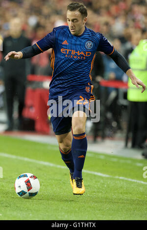 Toronto, Canada. 18 mai, 2016. Allen RJ (27) de New York City FC avec la balle pendant la saison régulière MLS match entre Toronto FC et de New York City FC tenu au BMO Field à Toronto, Canada le 18 mai 2016. Credit : Cal Sport Media/Alamy Live News Banque D'Images