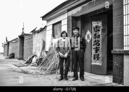 Jiaozhou, Jiaozhou, CHN. 18 mai, 2016. Qingdao, Chine - 18 mai 2016 : (usage éditorial uniquement. Chine OUT) manches sont remplacés par des aspirateurs. graduately Il y a 10 ans, des centaines de villageois fait Xidatun genêts en Village. Mais maintenant, seuls quelques-uns sont encore le faire. Même si c'est très facile à apprendre, mais la qualité finale peut être différent. Master Yan et sa femme ne peut que faire 20 manches pour une journée, et peut gagner 10000 yuan pour un an. 10 procédures sont nécessaires comme découpe, hachage, tissage, superposition, tyingÂ © SIPA Asie/ZUMA/Alamy Fil Live News Banque D'Images