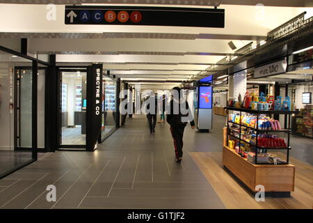 La salle à manger de style 'Tourner' dans la station de métro de New York 59 St-Columbus 'Cercle', comme on l'a vu le 04 mai 2016. Si des beignes, des smoothies, des sandwiches ou un café, si le petit-déjeuner, le déjeuner ou le dîner, qui est récemment devenu disponible dans la salle à manger dans le métro le métro de New York. Photo : Christina Horsten/dpa Banque D'Images