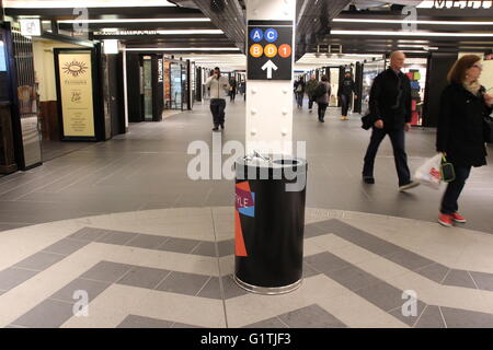 La salle à manger de style 'Tourner' dans la station de métro de New York 59 St-Columbus 'Cercle', comme on l'a vu le 04 mai 2016. Si des beignes, des smoothies, des sandwiches ou un café, si le petit-déjeuner, le déjeuner ou le dîner, qui est récemment devenu disponible dans la salle à manger dans le métro le métro de New York. Photo : Christina Horsten/dpa Banque D'Images