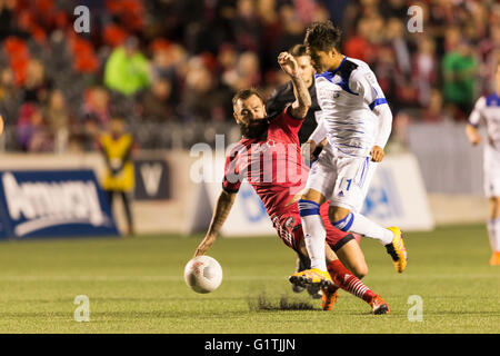 18 mai 2016 : Ottawa Fury FC Jonny Steele (22) et le FC Edmonton Dustin Corea (11) Bataille pour la balle durant le championnat canadien Amway quart de finale entre le FC Edmonton et Ottawa Fury FC à la TD Place Stadium à Ottawa, ON, Canada Daniel Lea/CSM Banque D'Images