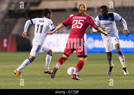 18 mai 2016 : Ottawa Fury FC Lance Rozeboom (25) FC Edmonton Dustin Corea (11) et Tomi Ameobi (18) Bataille pour la balle durant le championnat canadien Amway quart de finale entre le FC Edmonton et Ottawa Fury FC à la TD Place Stadium à Ottawa, ON, Canada Daniel Lea/CSM Banque D'Images