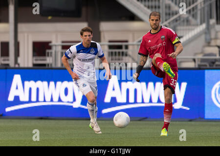 18 mai 2016 : Ottawa Fury FC Rafael Alves (33) frappe la boule tout FC Edmonton Daryl Fordyce (16) défend pendant le championnat canadien Amway quart de finale entre le FC Edmonton et Ottawa Fury FC à la TD Place Stadium à Ottawa, ON, Canada Daniel Lea/CSM Banque D'Images